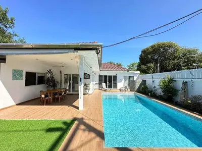 a villa with a swimming pool and a house at Villa 3 Chambres avec piscine, Rawai, Phuket in Ban Saiyuan (1)