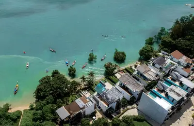 an aerial view of a beach with boats in the water at \u62c9\u5a01Eva8 \u4e09\u5367\u6d77\u8fb9\u522b\u5885 \u8fd1\u62c9\u5a01\u6d77\u9c9c\u5e02\u573a in Ban Saiyuan (1)