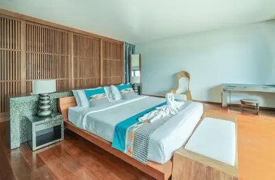 a bedroom with a large bed and a desk at \u62c9\u5a01Eva8 \u4e09\u5367\u6d77\u8fb9\u522b\u5885 \u8fd1\u62c9\u5a01\u6d77\u9c9c\u5e02\u573a in Ban Saiyuan (1)