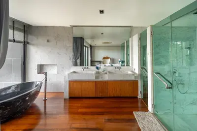 a bathroom with a bath tub and a sink at \u62c9\u5a01Eva8 \u4e09\u5367\u6d77\u8fb9\u522b\u5885 \u8fd1\u62c9\u5a01\u6d77\u9c9c\u5e02\u573a in Ban Saiyuan (1)