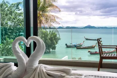 a room with a view of the water and boats at \u62c9\u5a01Eva8 \u4e09\u5367\u6d77\u8fb9\u522b\u5885 \u8fd1\u62c9\u5a01\u6d77\u9c9c\u5e02\u573a in Ban Saiyuan (1)
