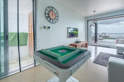 a room with a pool table and a clock on the wall at \u62c9\u5a01Eva8 \u4e09\u5367\u6d77\u8fb9\u522b\u5885 \u8fd1\u62c9\u5a01\u6d77\u9c9c\u5e02\u573a in Ban Saiyuan (1)