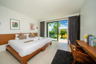 a bedroom with a large bed and a large window at \u5bbd\u655e\u8212\u9002 \u90a6\u6d9b\u6d77\u6ee9Laguna\u9644\u8fd1 \u56db\u5367\u5ba4\u79c1\u4eba\u6cf3\u6c60\u522b\u5885 V07 in Phuket Town