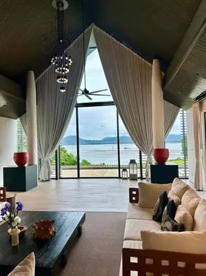 a living room with a couch and a table at \u9759\u6e7e\u4e4b\u8679VILLA SHOOWA Cape Yamu\u5962\u534e\u6d77\u666f\u522b\u5885 in Ban Bang La