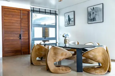 a dining room with a black table and chairs at Eva8\u4e09\u5367\u6d77\u666f\u6cf3\u6c60\u522b\u5885\u4e34\u6d77\u522b\u5885 in Rawai Beach