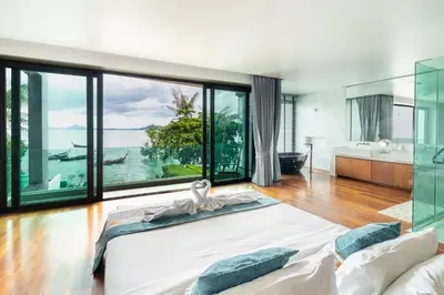 a bedroom with a bed and a view of the ocean at Eva8\u4e09\u5367\u6d77\u666f\u6cf3\u6c60\u522b\u5885\u4e34\u6d77\u522b\u5885 in Rawai Beach