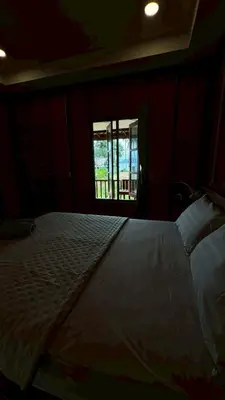 a large bed in a room with a window at Cheriya bungalow Kohyaonoi in Ban Laem Sai