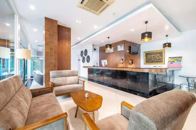 a living room with a couch and a bar at Meet Holiday International Hotel-Patong \u666e\u5409\u5c9b\u76f8\u9047\u56fd\u9645\u5ea6\u5047\u9152\u5e97-\u82ad\u4e1c\u5e97 in Patong Beach