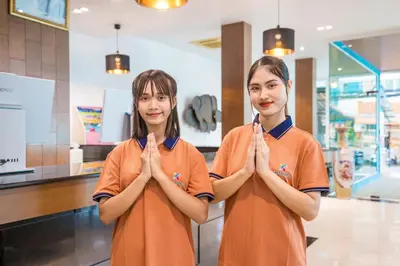 two girls are standing in a store with their hands in front at Meet Holiday International Hotel-Patong \u666e\u5409\u5c9b\u76f8\u9047\u56fd\u9645\u5ea6\u5047\u9152\u5e97-\u82ad\u4e1c\u5e97 in Patong Beach