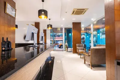 a bar in a restaurant with chairs and tables at Meet Holiday International Hotel-Patong \u666e\u5409\u5c9b\u76f8\u9047\u56fd\u9645\u5ea6\u5047\u9152\u5e97-\u82ad\u4e1c\u5e97 in Patong Beach
