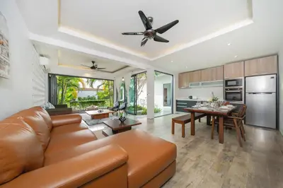 a living room with a couch and a table at \u5bbd\u655e\u8212\u9002 \u90a6\u6d9b\u6d77\u6ee9Laguna\u9644\u8fd1 \u4e09\u5367\u5ba4\u79c1\u4eba\u6cf3\u6c60\u522b\u5885 in Phuket Town