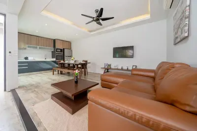 a living room with a couch and a ceiling fan at \u5bbd\u655e\u8212\u9002 \u90a6\u6d9b\u6d77\u6ee9Laguna\u9644\u8fd1 \u4e09\u5367\u5ba4\u79c1\u4eba\u6cf3\u6c60\u522b\u5885 in Phuket Town