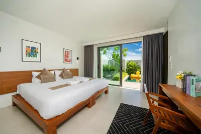 a bedroom with a large bed and a large window at \u5bbd\u655e\u8212\u9002 \u90a6\u6d9b\u6d77\u6ee9Laguna\u9644\u8fd1 \u4e09\u5367\u5ba4\u79c1\u4eba\u6cf3\u6c60\u522b\u5885 in Phuket Town