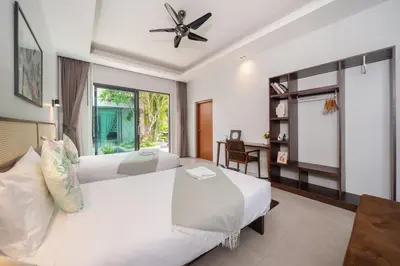 a hotel room with two beds and a window at \u5bbd\u655e\u8212\u9002 \u90a6\u6d9b\u6d77\u6ee9Laguna\u9644\u8fd1 \u4e09\u5367\u5ba4\u79c1\u4eba\u6cf3\u6c60\u522b\u5885 in Phuket Town