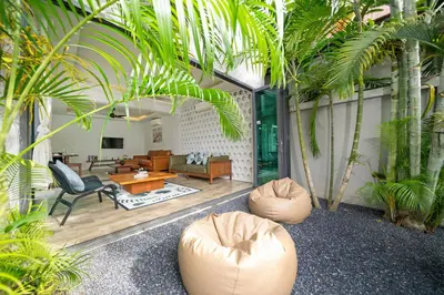 a living room with a couch and a table at \u5bbd\u655e\u8212\u9002 \u90a6\u6d9b\u6d77\u6ee9Laguna\u9644\u8fd1 \u4e09\u5367\u5ba4\u79c1\u4eba\u6cf3\u6c60\u522b\u5885 in Phuket Town