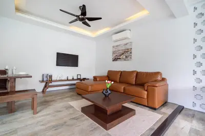 a living room with a couch and a ceiling fan at \u5bbd\u655e\u8212\u9002 \u90a6\u6d9b\u6d77\u6ee9Laguna\u9644\u8fd1 \u4e09\u5367\u5ba4\u79c1\u4eba\u6cf3\u6c60\u522b\u5885 in Phuket Town