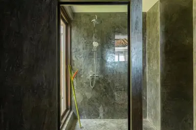 a shower with a glass door in a bathroom at \u67e5\u9f993\u5367\u5ba4\u534a\u5c71\u6d77\u666f\u522b\u5885 in Ban Na Kok