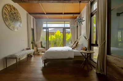 a bedroom with a bed and a large window at \u67e5\u9f993\u5367\u5ba4\u534a\u5c71\u6d77\u666f\u522b\u5885 in Ban Na Kok