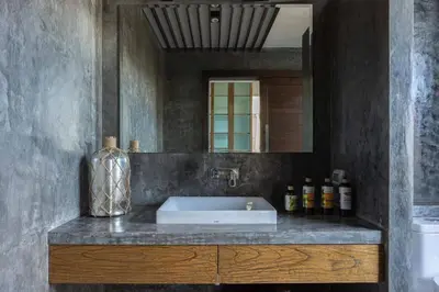 a bathroom with a sink and a mirror at \u67e5\u9f993\u5367\u5ba4\u534a\u5c71\u6d77\u666f\u522b\u5885 in Ban Na Kok