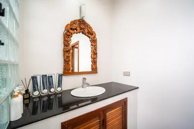 a bathroom with a sink and a mirror at patong villa3 \u56db\u5367\u6d77\u666f\u6cf3\u6c60\u522b\u5885 \u8fd1\u73ed\u8d5e\u6d77\u9c9c\u5e02\u573a \u4e2d\u82f1\u6cf0\u4e09\u8bed\u670d\u52a1 in Patong Beach