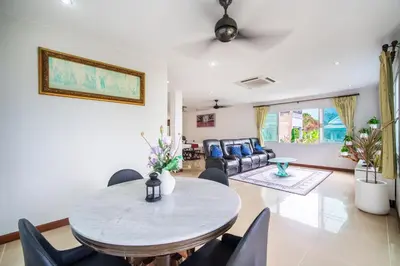 a living room with a table and chairs at patong villa3 \u56db\u5367\u6d77\u666f\u6cf3\u6c60\u522b\u5885 \u8fd1\u73ed\u8d5e\u6d77\u9c9c\u5e02\u573a \u4e2d\u82f1\u6cf0\u4e09\u8bed\u670d\u52a1 in Patong Beach