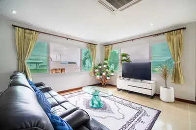 a living room with a leather couch and a television at patong villa3 \u56db\u5367\u6d77\u666f\u6cf3\u6c60\u522b\u5885 \u8fd1\u73ed\u8d5e\u6d77\u9c9c\u5e02\u573a \u4e2d\u82f1\u6cf0\u4e09\u8bed\u670d\u52a1 in Patong Beach