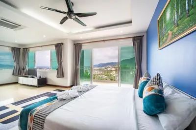 a bedroom with a large bed with a large window at patong villa3 \u56db\u5367\u6d77\u666f\u6cf3\u6c60\u522b\u5885 \u8fd1\u73ed\u8d5e\u6d77\u9c9c\u5e02\u573a \u4e2d\u82f1\u6cf0\u4e09\u8bed\u670d\u52a1 in Patong Beach