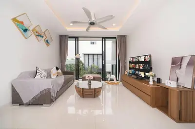 a living room with a couch and a ceiling fan at \u666e\u5409\u5c9b\u6700\u8457\u540d\u7684Laguna\u62c9\u53e4\u5a1c \u4e94\u5367\u5ba4\u79c1\u4eba\u6cf3\u6c60\u522b\u5885 \u5bbd\u655e\u8212\u9002 in Phuket Town