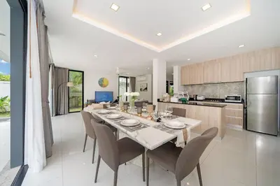a kitchen and dining room with a table and chairs at \u666e\u5409\u5c9b\u6700\u8457\u540d\u7684Laguna\u62c9\u53e4\u5a1c \u4e94\u5367\u5ba4\u79c1\u4eba\u6cf3\u6c60\u522b\u5885 \u5bbd\u655e\u8212\u9002 in Phuket Town