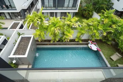 an overhead view of a swimming pool in a building at \u666e\u5409\u5c9b\u6700\u8457\u540d\u7684Laguna\u62c9\u53e4\u5a1c \u4e94\u5367\u5ba4\u79c1\u4eba\u6cf3\u6c60\u522b\u5885 \u5bbd\u655e\u8212\u9002 in Phuket Town
