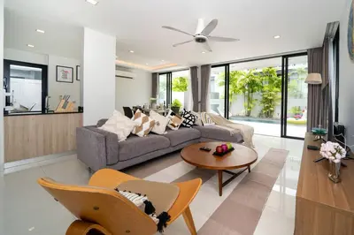 a living room with a couch and a table at \u666e\u5409\u5c9b\u6700\u8457\u540d\u7684Laguna\u62c9\u53e4\u5a1c \u4e94\u5367\u5ba4\u79c1\u4eba\u6cf3\u6c60\u522b\u5885 \u5bbd\u655e\u8212\u9002 in Phuket Town