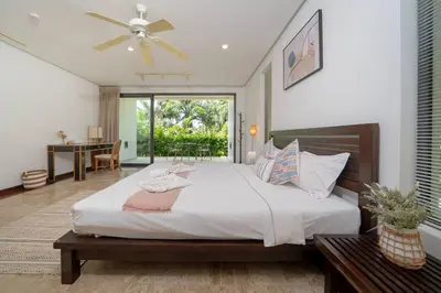 a bedroom with a large bed with a ceiling fan at \u5c71\u6d77\u306e\u5922 1600\u5e73\u8c6a\u534e\u79c1\u4eba\u6cf3\u6c60\u522b\u5885 15m\u8d85\u5927\u6cf3\u6c60 \u6b65\u884c\u6d77\u8fb9 \u514d\u8d39\u65e9\u9910 \u4f63\u4eba in Phuket Town