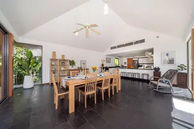 a dining room with a table and some chairs at \u5c71\u6d77\u306e\u5922 1600\u5e73\u8c6a\u534e\u79c1\u4eba\u6cf3\u6c60\u522b\u5885 15m\u8d85\u5927\u6cf3\u6c60 \u6b65\u884c\u6d77\u8fb9 \u514d\u8d39\u65e9\u9910 \u4f63\u4eba in Phuket Town