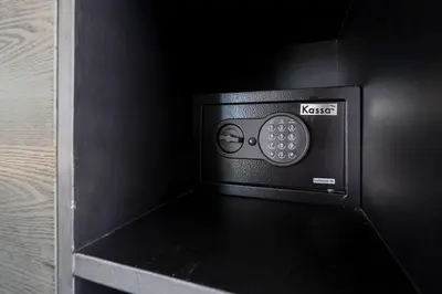 a microwave oven with the door open in a room at \u6668\u6d77\u306e\u5922\u4e09\u5367\u79c1\u4eba\u82b1\u56ed\u6cf3\u6c60\u522b\u5885 in Ban Pak Lak