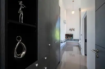 a black cabinet with a door with a statue on it at \u6668\u6d77\u306e\u5922\u4e09\u5367\u79c1\u4eba\u82b1\u56ed\u6cf3\u6c60\u522b\u5885 in Ban Pak Lak