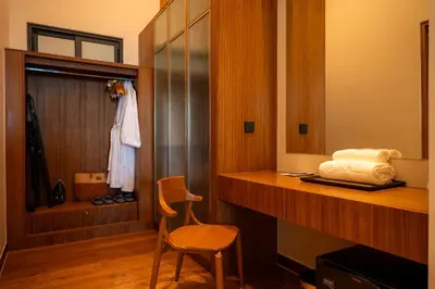 a room with a desk and a chair and a mirror at Sinae Residence in Ban Lo Ti Pa (1)