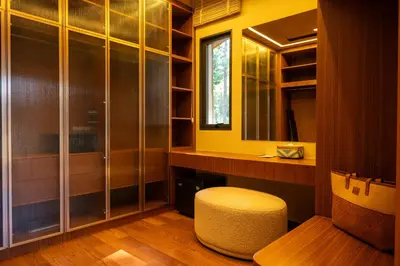 a dressing room with a stool and a mirror at Sinae Residence in Ban Lo Ti Pa (1)