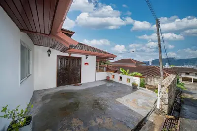 Gallery image of 3 plus 1BR Ocean Breeze Villa 'Brad House Patong' in Patong Beach