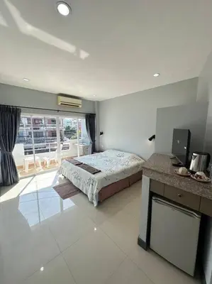 a bedroom with a bed and a desk and a window at \u30a2\u30de\u30c6\u30e9\u30b9\u30d1\u30c8\u30f37 in Patong Beach
