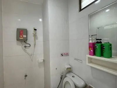 a bathroom with a toilet and a mirror at \u30d1\u30c8\u30f3\u30eb\u30fc\u30e07 in Patong Beach