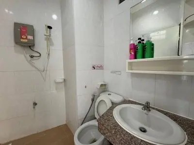a bathroom with a sink and a toilet at \u30d1\u30c8\u30f3\u30eb\u30fc\u30e07 in Patong Beach