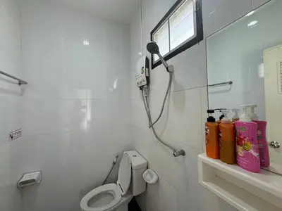a bathroom with a toilet and a shower in it at \u30d1\u30c8\u30f3\u30eb\u30fc\u30e01 in Patong Beach