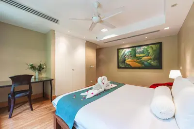 a bedroom with a bed with two stuffed animals on it at \u82ad\u4e1c\u65e5\u6708\u53cc\u6d77\u666f\u522b\u5885 in Patong Beach