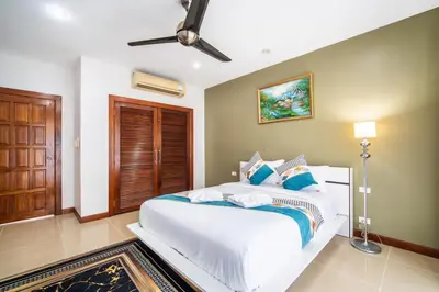 a bedroom with a white bed and a ceiling fan at \u82ad\u4e1cvilla3\u56db\u5367\u6d77\u666f\u6cf3\u6c60\u522b\u5885\u82ad\u4e1c\u6d77\u6ee9\u8fd1\u73ed\u8d5eBangla in Patong Beach
