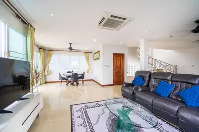 a living room with a leather couch and a table at \u82ad\u4e1cvilla3\u56db\u5367\u6d77\u666f\u6cf3\u6c60\u522b\u5885\u82ad\u4e1c\u6d77\u6ee9\u8fd1\u73ed\u8d5eBangla in Patong Beach