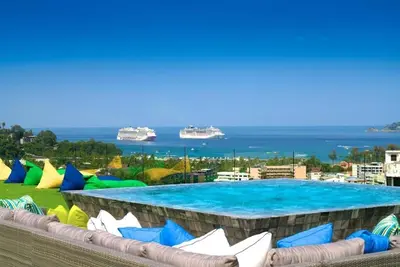 a large swimming pool with a view of the ocean at \u84dd\u8272\u82ad\u4e1c\u8c6a\u534e5\u5367\u6d77\u666f\u522b\u5885 in Patong Beach