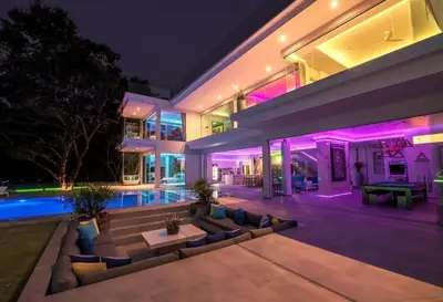 a large house with a swimming pool at night at \u84dd\u8272\u82ad\u4e1c\u8c6a\u534e5\u5367\u6d77\u666f\u522b\u5885 in Patong Beach