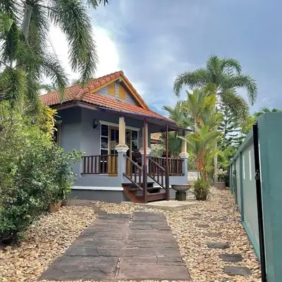 Cozy Garden Cottage