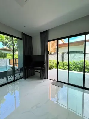 a living room with a television and a piano at Вилла 2 санузла, 2 спальни in Ban Suan