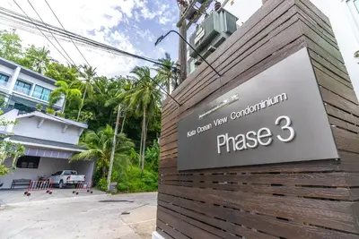a sign on the side of a building at Apartment Kata Ocean View in Kata Beach